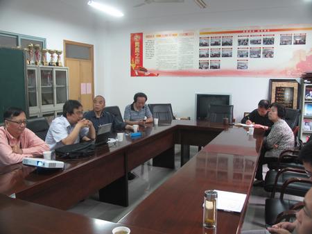 王教授在听取物理实验教学中心建设汇报 王教授在听取物理实验教学中心建设汇报