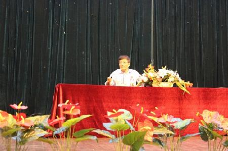 杨教授侃侃而谈 