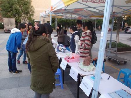  投票现场，同学们纷纷为自己心仪的作品投上宝贵的一票。