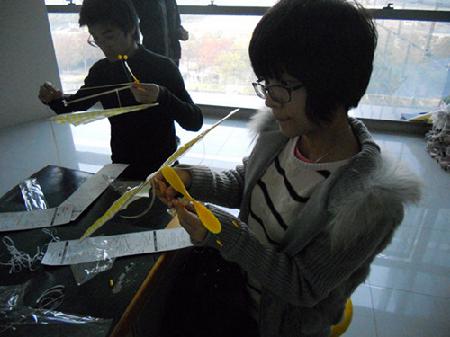 2-志愿者细心钻研