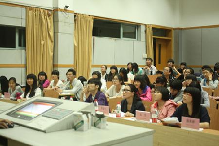 评委们认真评审 评委们认真评审