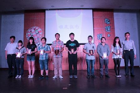 院领导为校友联络员颁发聘书 院领导为校友联络员颁发聘书