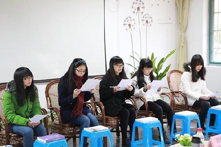 选手们认真模拟面试