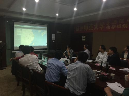 图为研究生孙嘉敏介绍赤潮遥感监测系统的建设进展