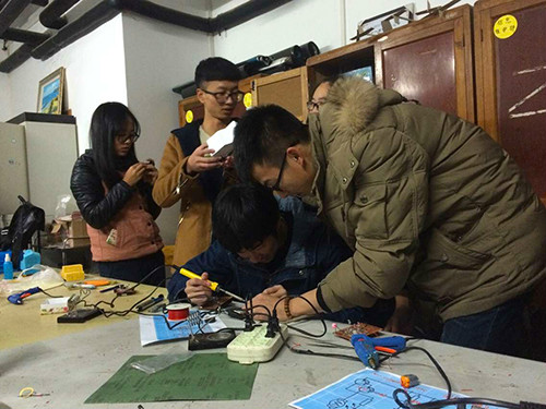 参赛者实验室制作小车2