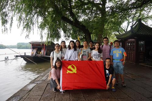 在嘉兴南湖红船前合影