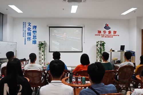 百家乐游戏-百家乐在线游戏学子正在观看庆祝新中国成立70周年阅兵仪式