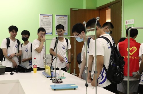 参观科普实验室