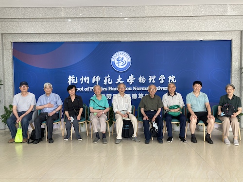 退休教师参观百家乐游戏
