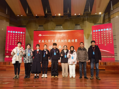 图一 赛事获奖同学与百家乐游戏-百家乐在线游戏评委合影